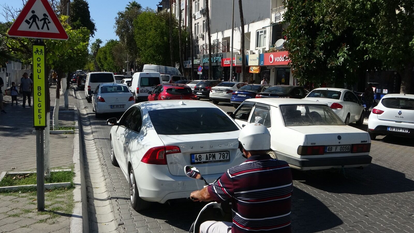 Fethiye'de Çift Sıra Parklar Trafiği Felç Ediyor