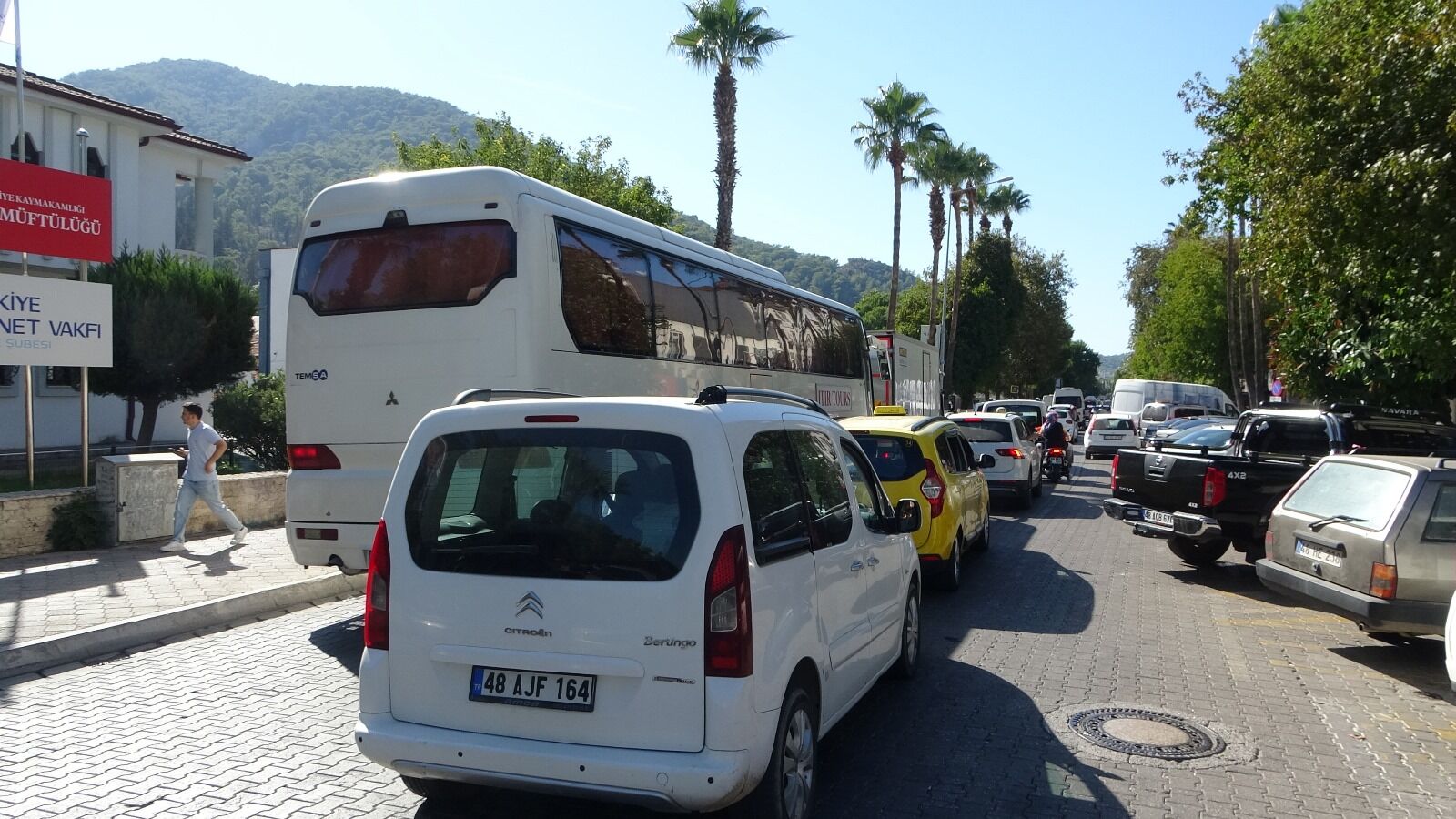Fethiye'de Çift Sıra Parklar Trafiği Felç Ediyor