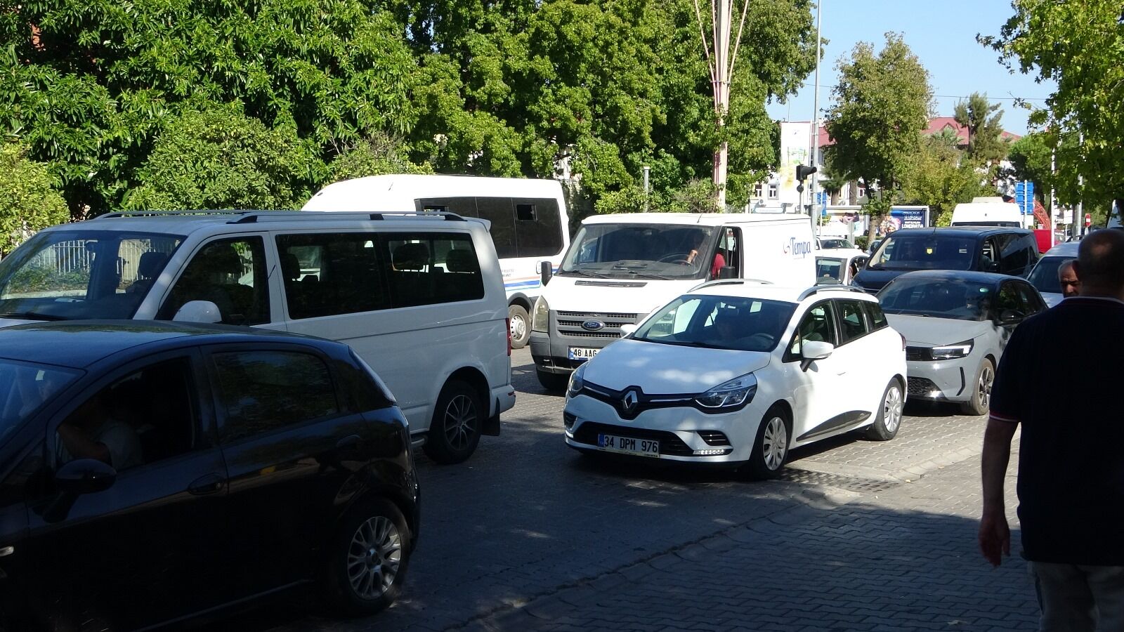 Fethiye'de Çift Sıra Parklar Trafiği Felç Ediyor