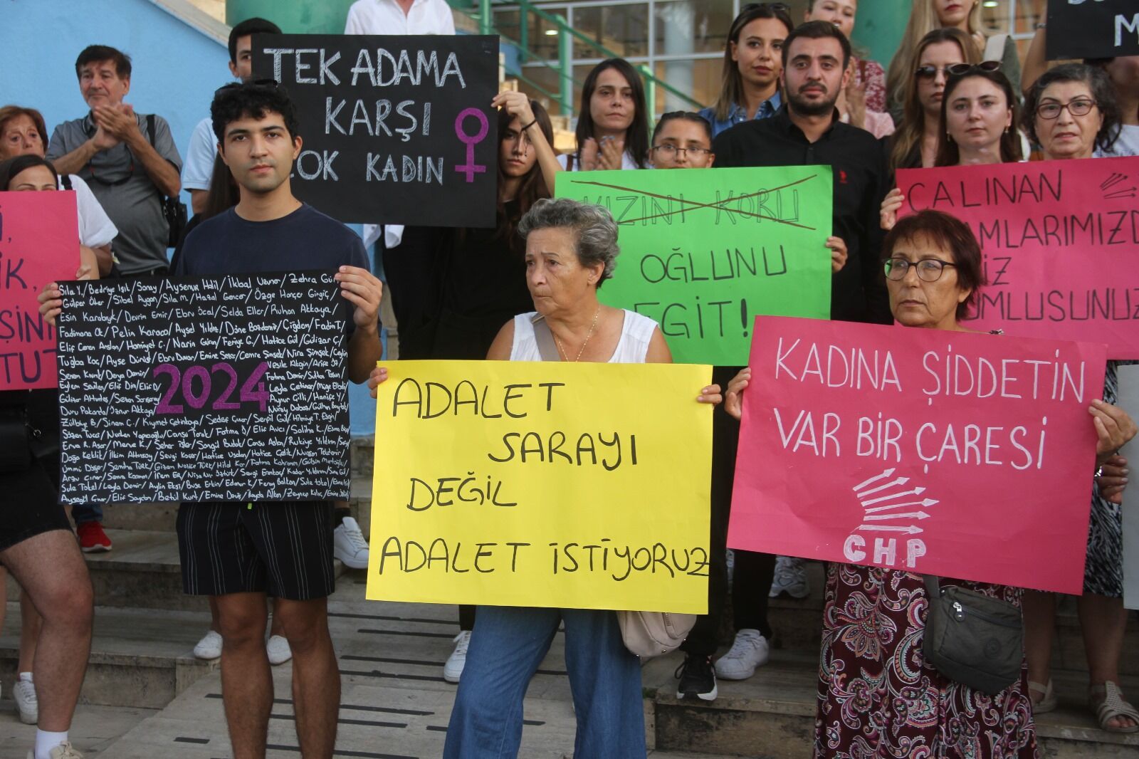 Fethiye'de “Kadın Cinayetlerine Ve Şiddete” Tepki Gösterdiler