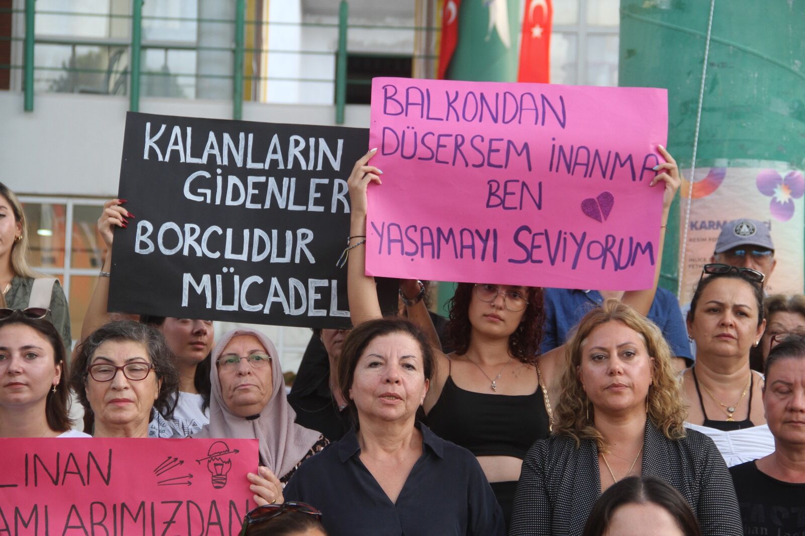 Fethiye'de “Kadın Cinayetlerine Ve Şiddete” Tepki Gösterdiler