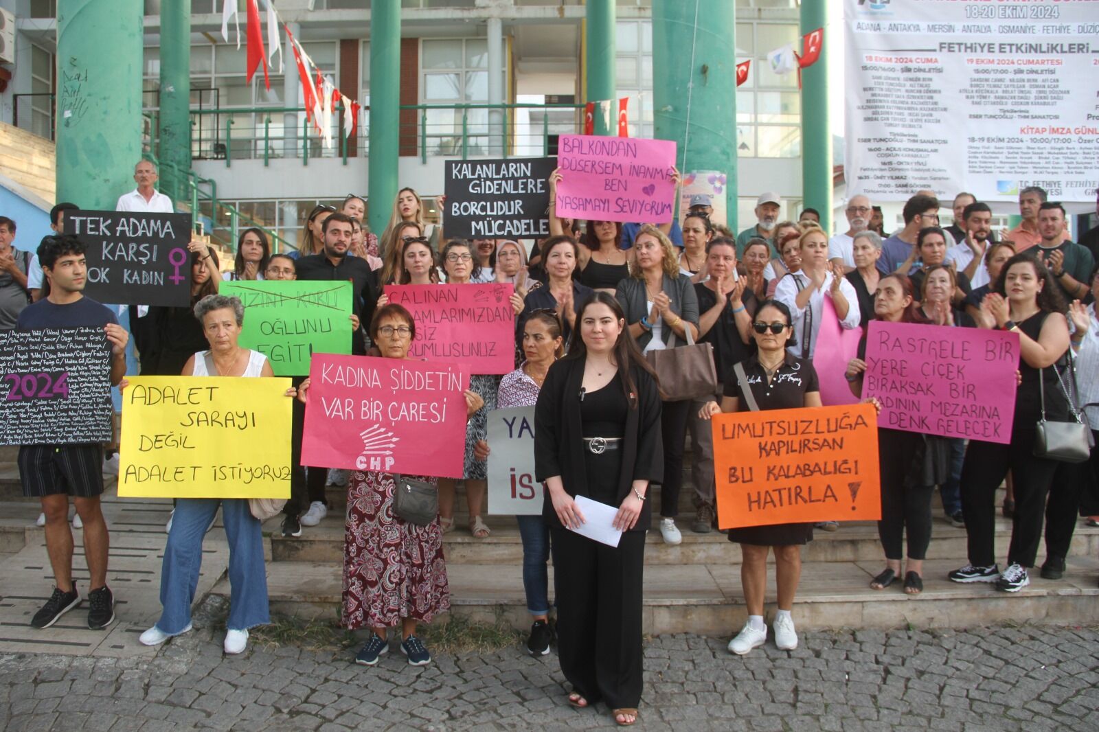 Fethiye'de “Kadın Cinayetlerine Ve Şiddete” Tepki Gösterdiler