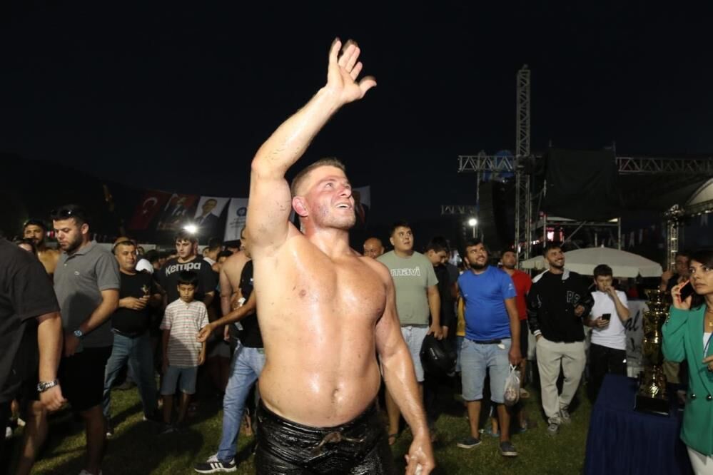 Kaş Güreşleri'nin Başpehlivanı İsmail Balaban Oldu