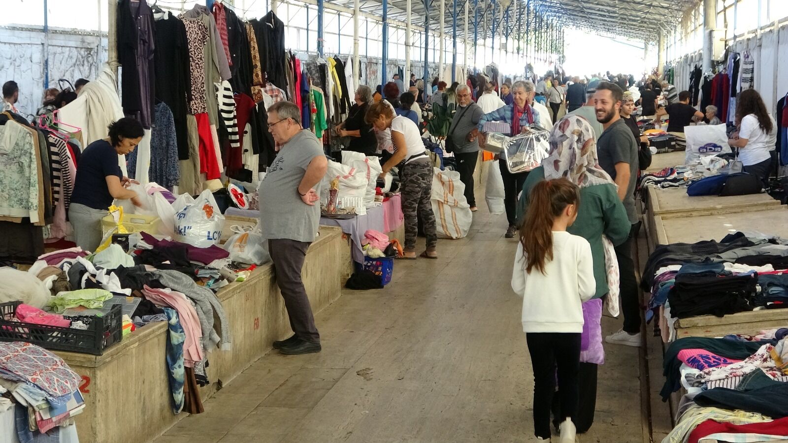 Fethiye'nin İkinci El Pazarı, Vatandaşlardan Yoğun İlgi Görüyor