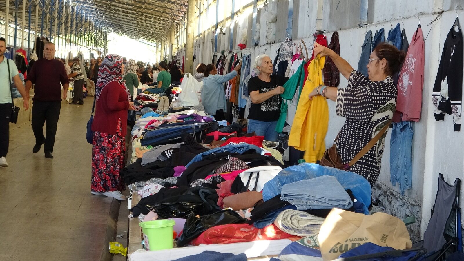Fethiye'nin İkinci El Pazarı, Vatandaşlardan Yoğun İlgi Görüyor