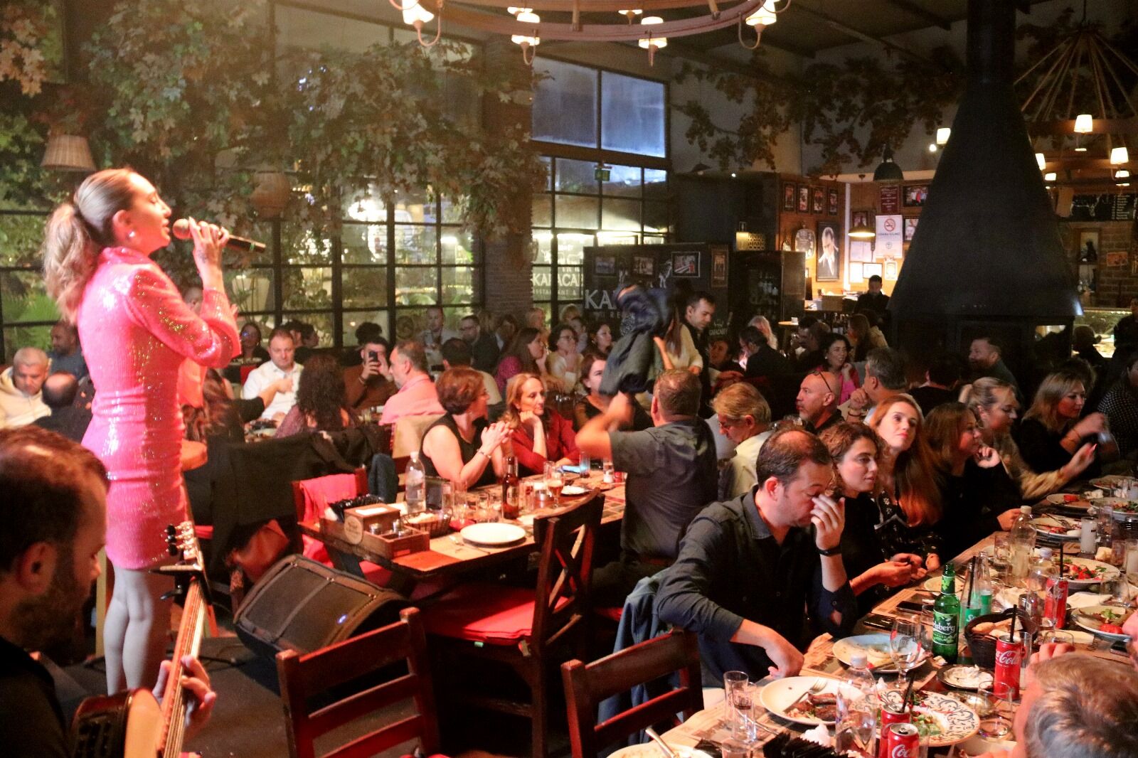 Betül Baki Karacabey Restaurant’ta Sahne Aldı