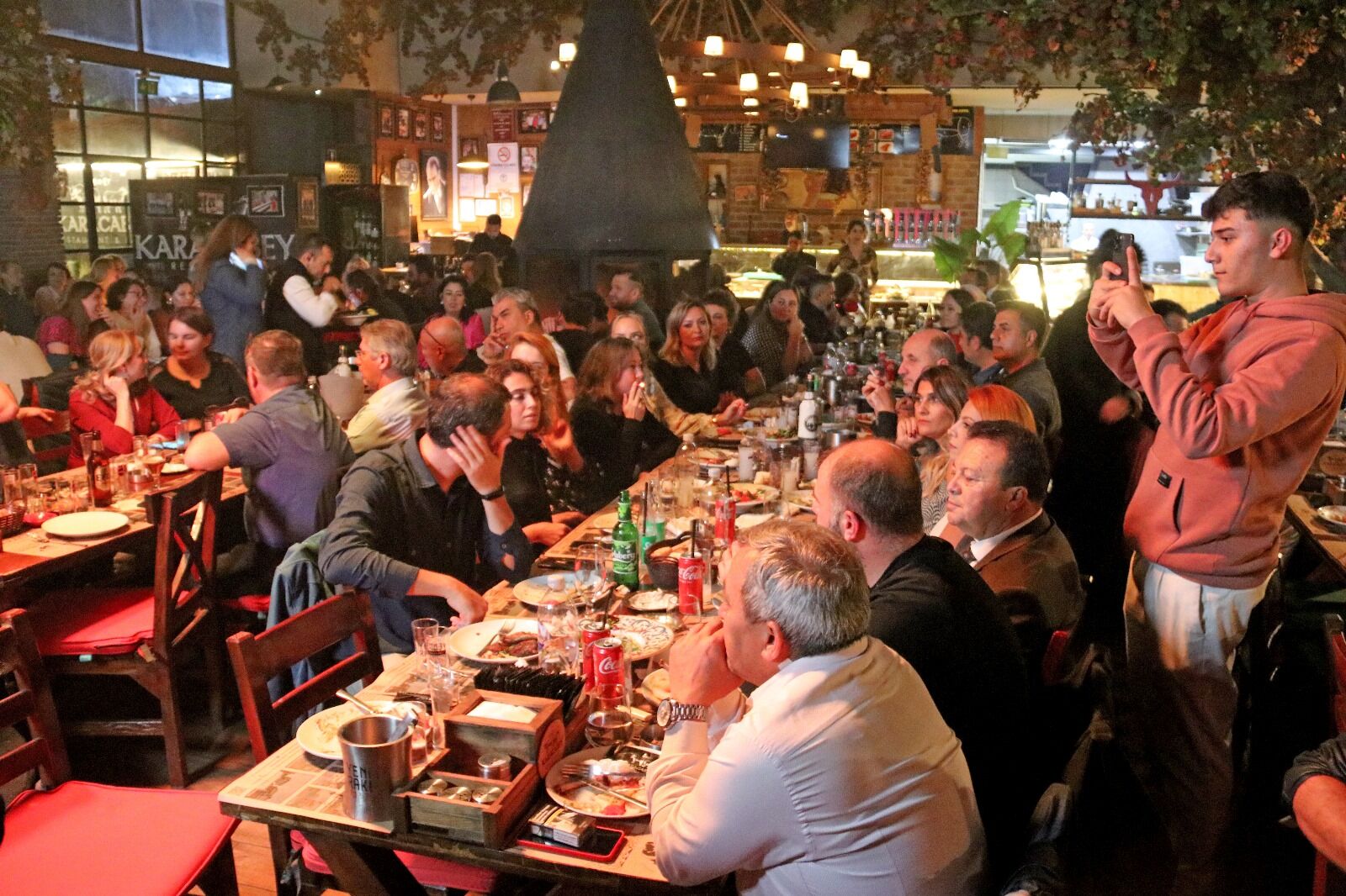 Betül Baki Karacabey Restaurant’ta Sahne Aldı