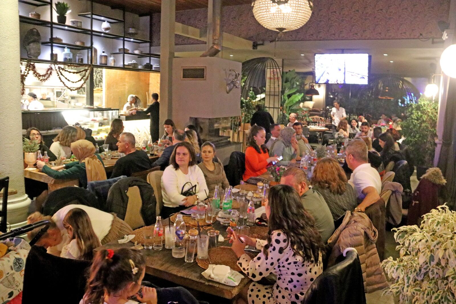 Barbunn Fethiye'de Yenilenen Kış Konseptiyle Eğlence Dolu Gece