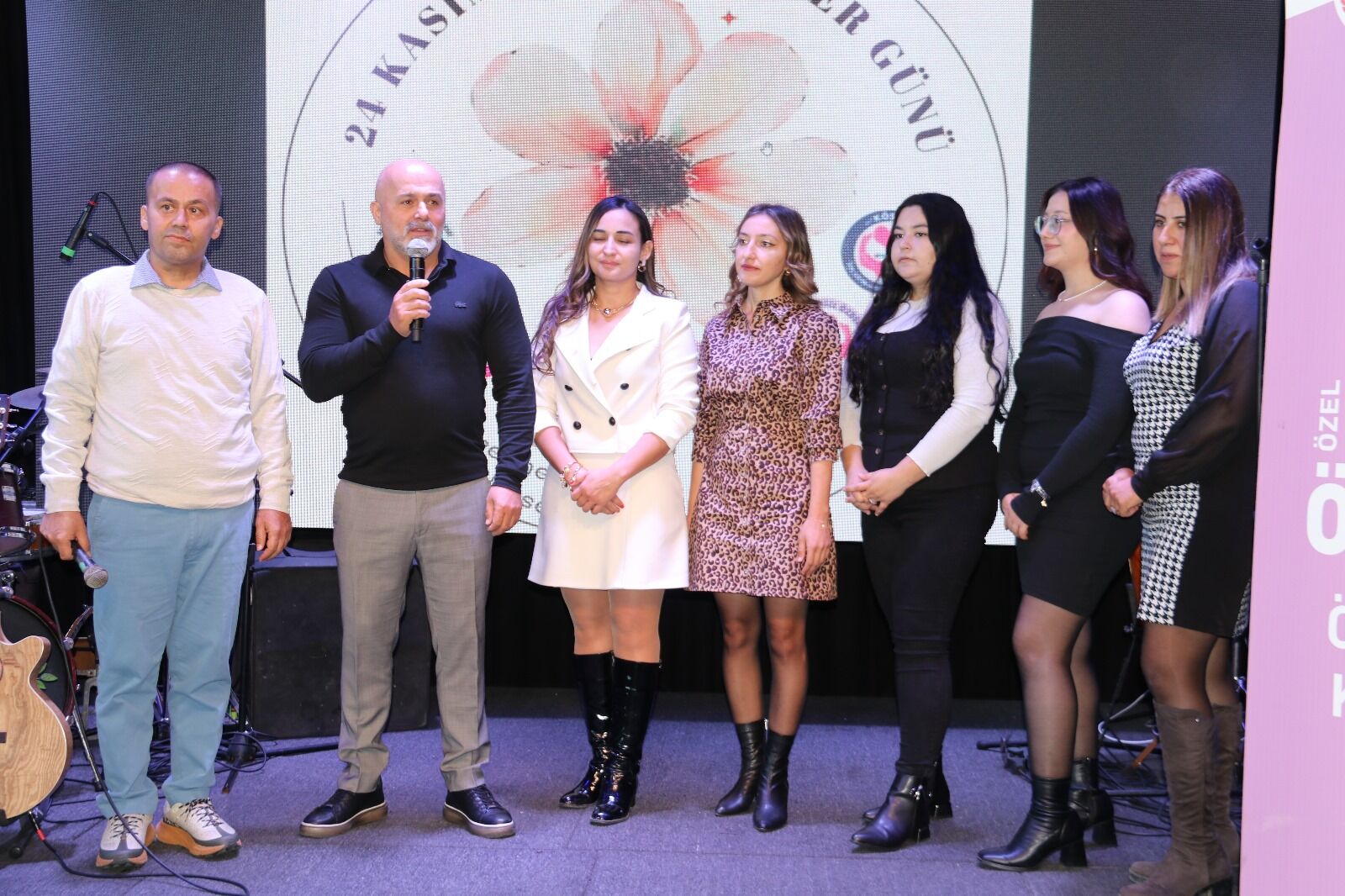 Öğretmenlerin Gününü Coşkuyla Kutladılar