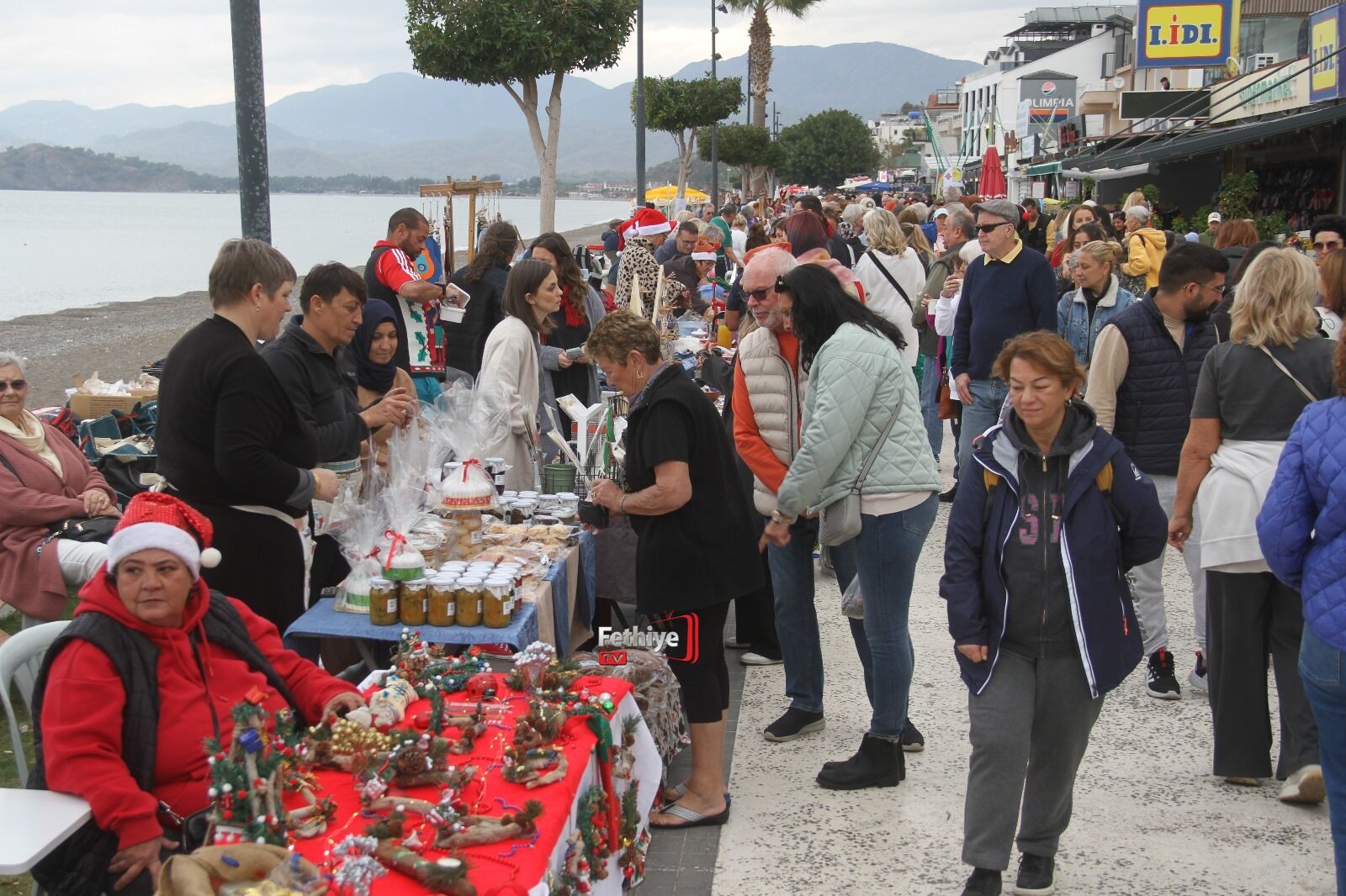 Fethiye’de Geleneksel Noel Pazarı Renkli Görüntülere Sahne Oldu