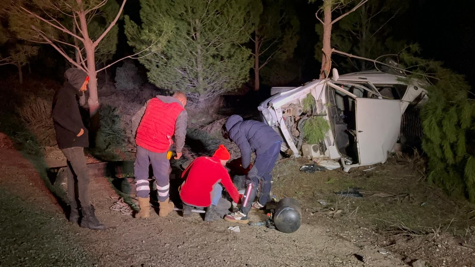 Savrulan Araç Ağacı İkiye Böldü; 2 Yaralı