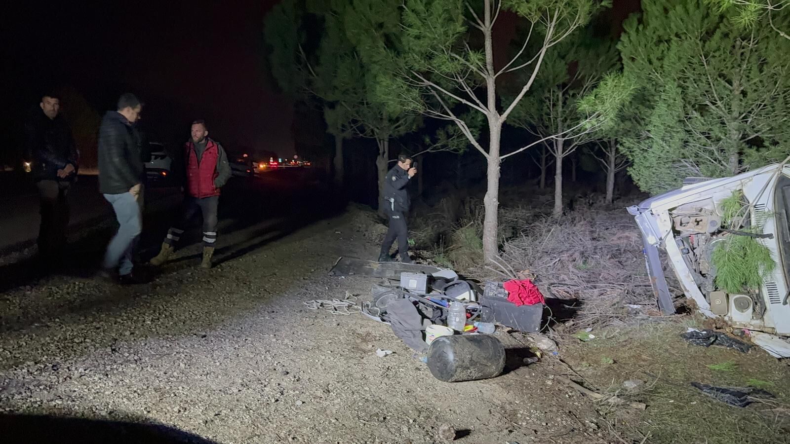 Savrulan Araç Ağacı İkiye Böldü; 2 Yaralı