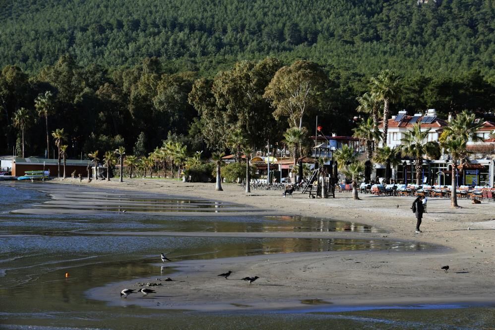 Akyaka'da Deniz Suyu 12 Metre Çekildi