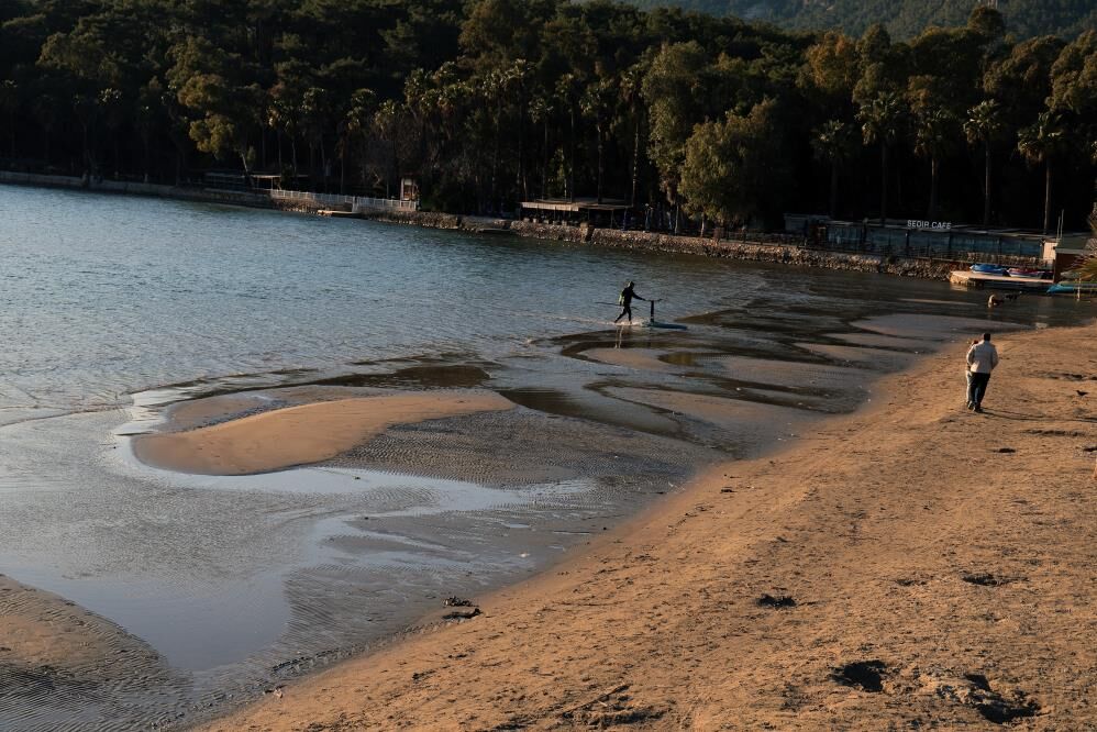 Akyaka'da Deniz Suyu 12 Metre Çekildi
