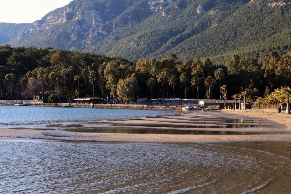 Akyaka'da Deniz Suyu 12 Metre Çekildi