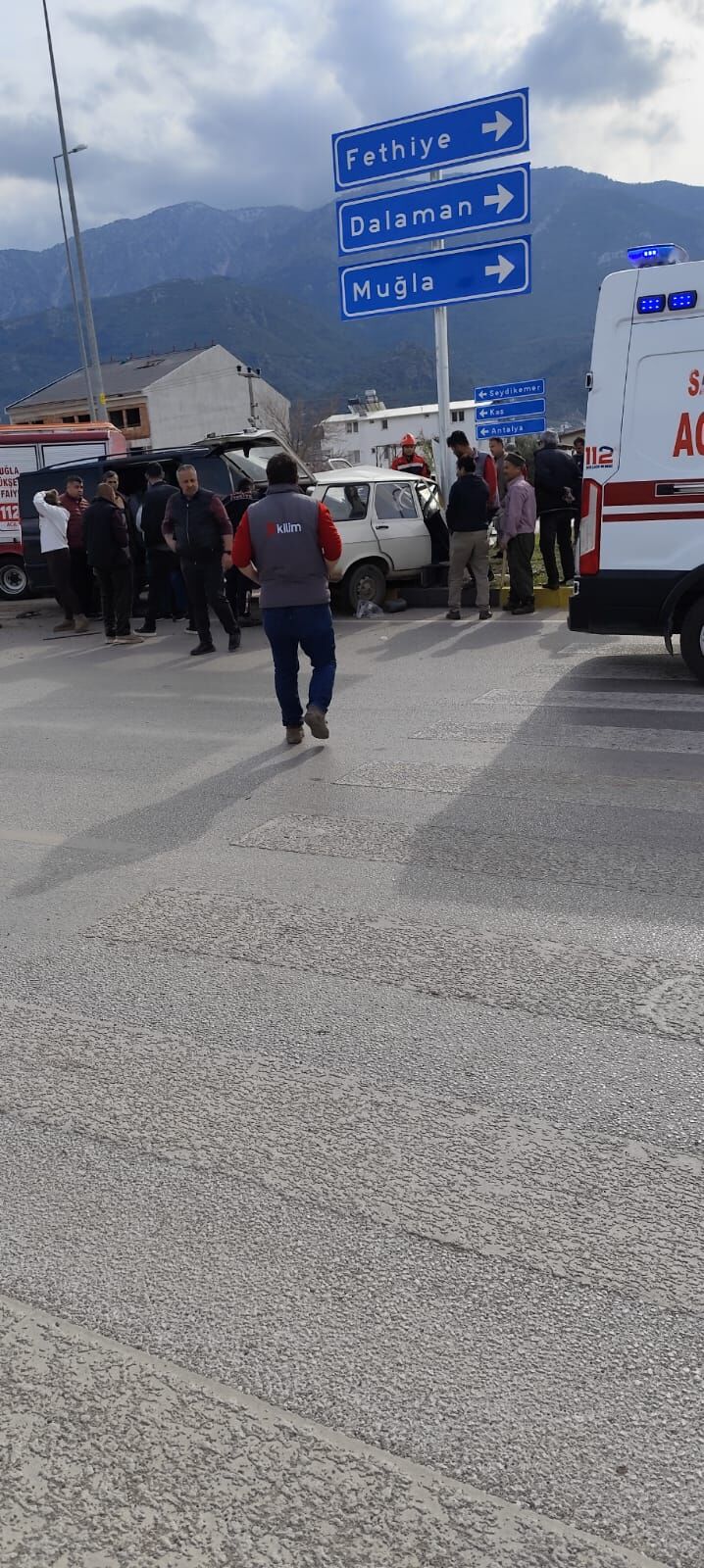 Fethiye’de Otomobil ve Minibüs Çarpıştı, 1 Yaralı