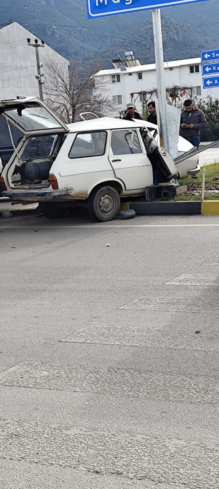 Fethiye’de Otomobil ve Minibüs Çarpıştı, 1 Yaralı