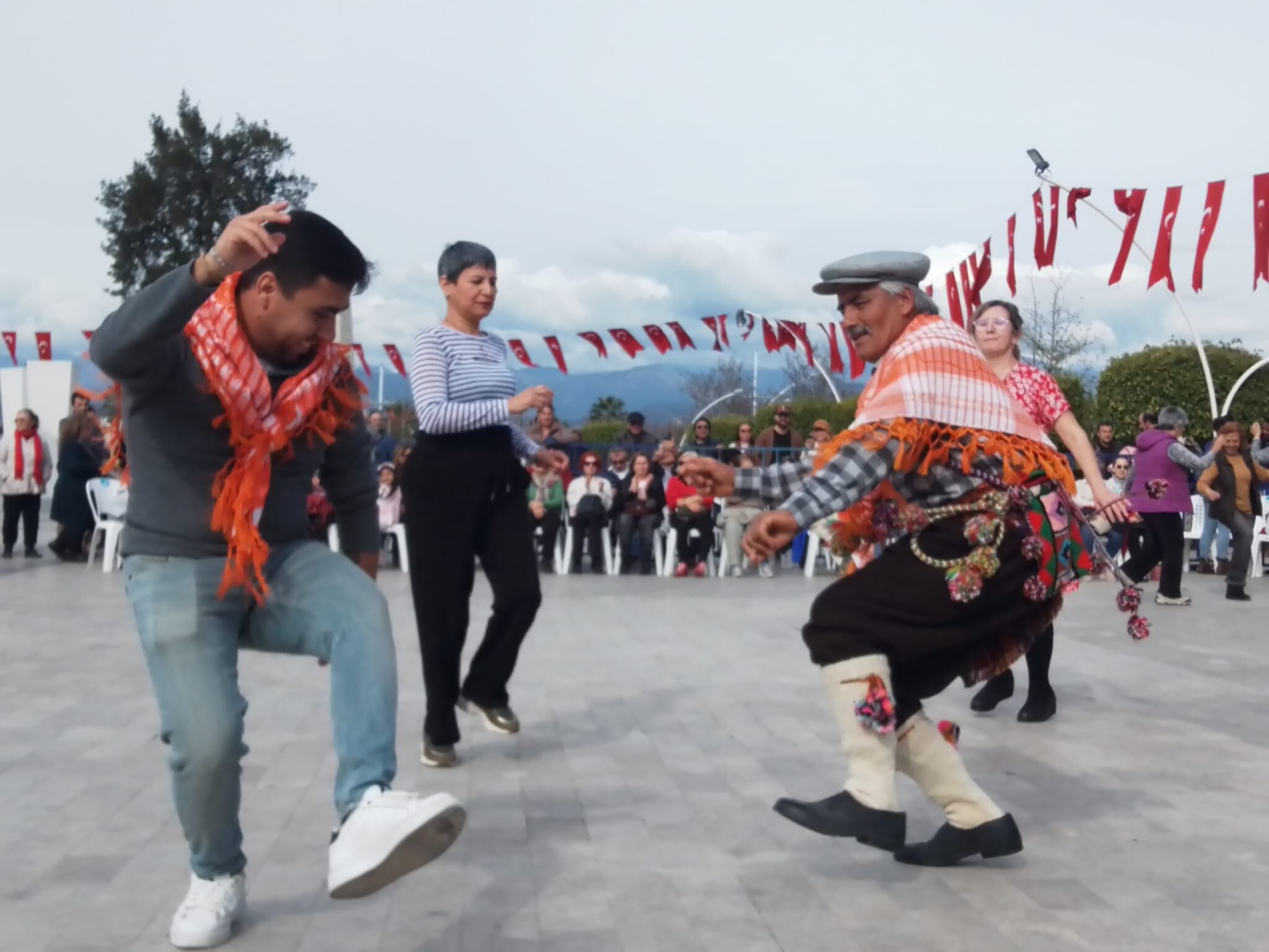 Fethiyeli Yörükler Dans Yarışmasına Renk Kattı