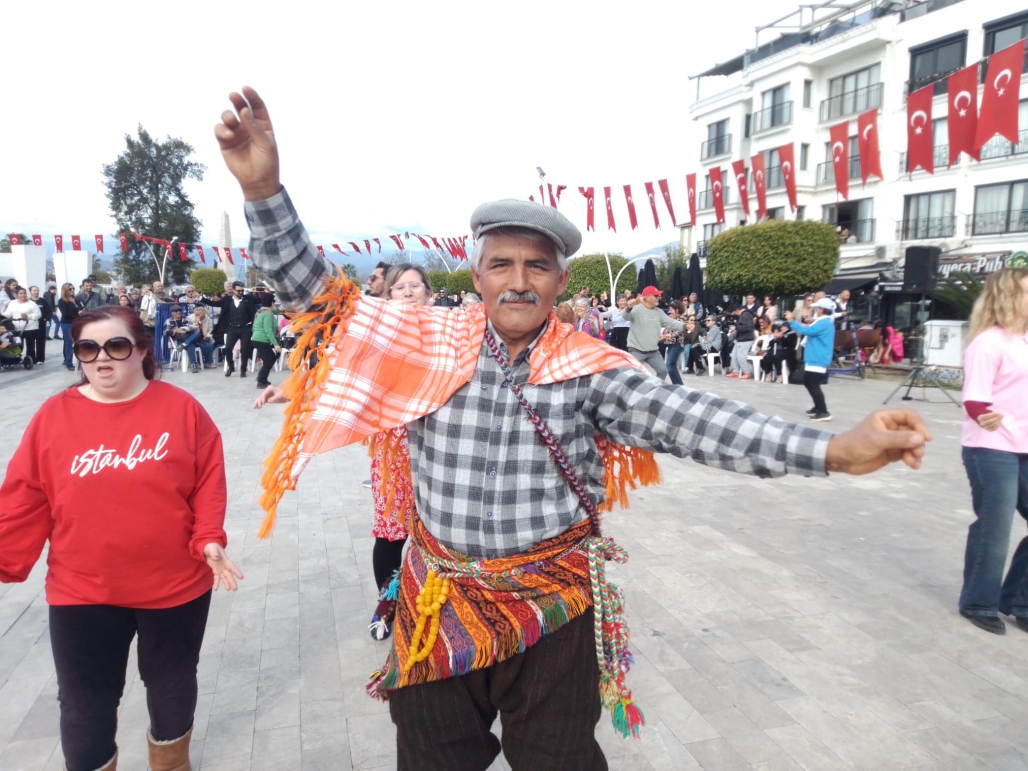 Fethiyeli Yörükler Dans Yarışmasına Renk Kattı