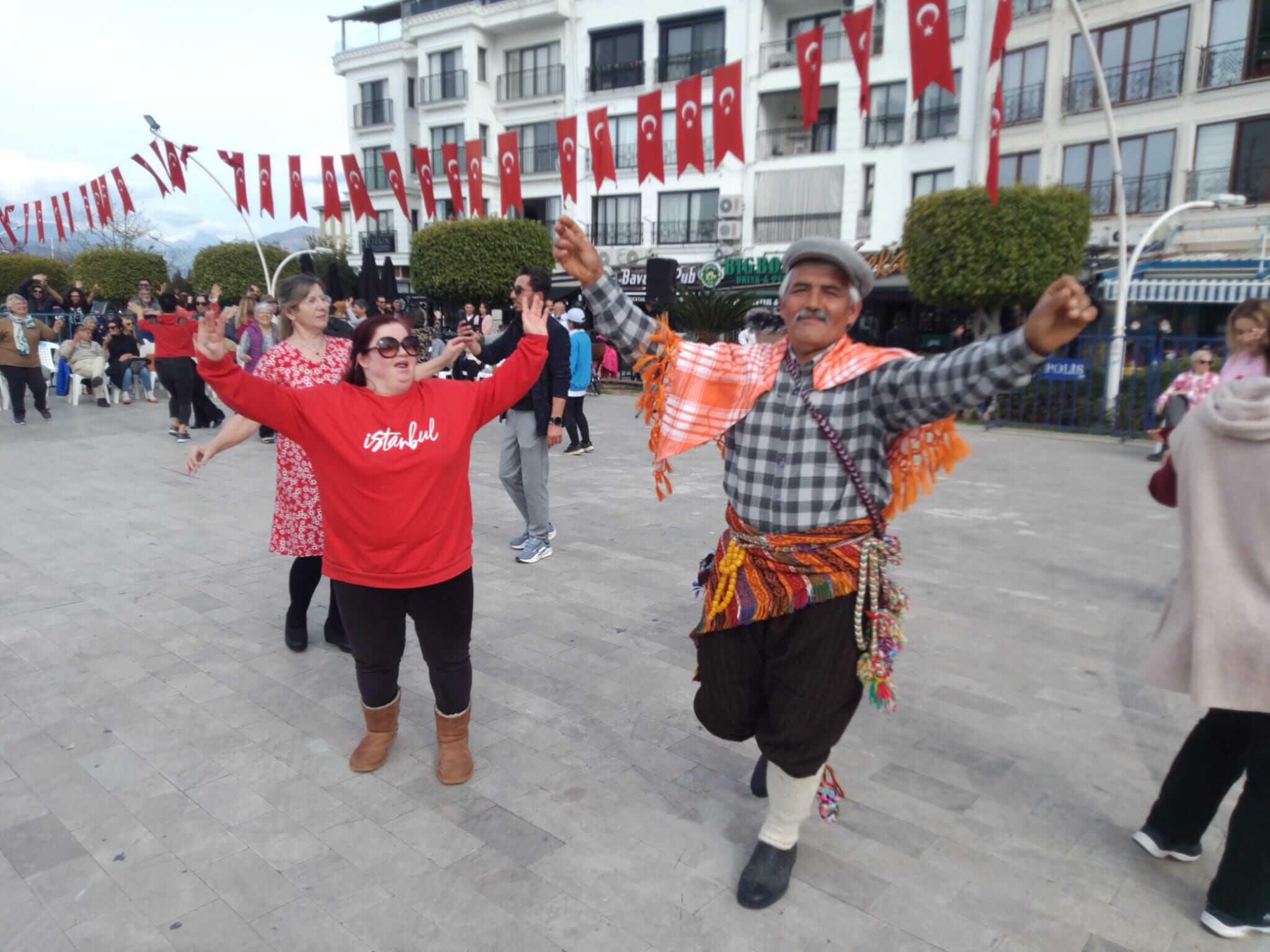 Fethiyeli Yörükler Dans Yarışmasına Renk Kattı