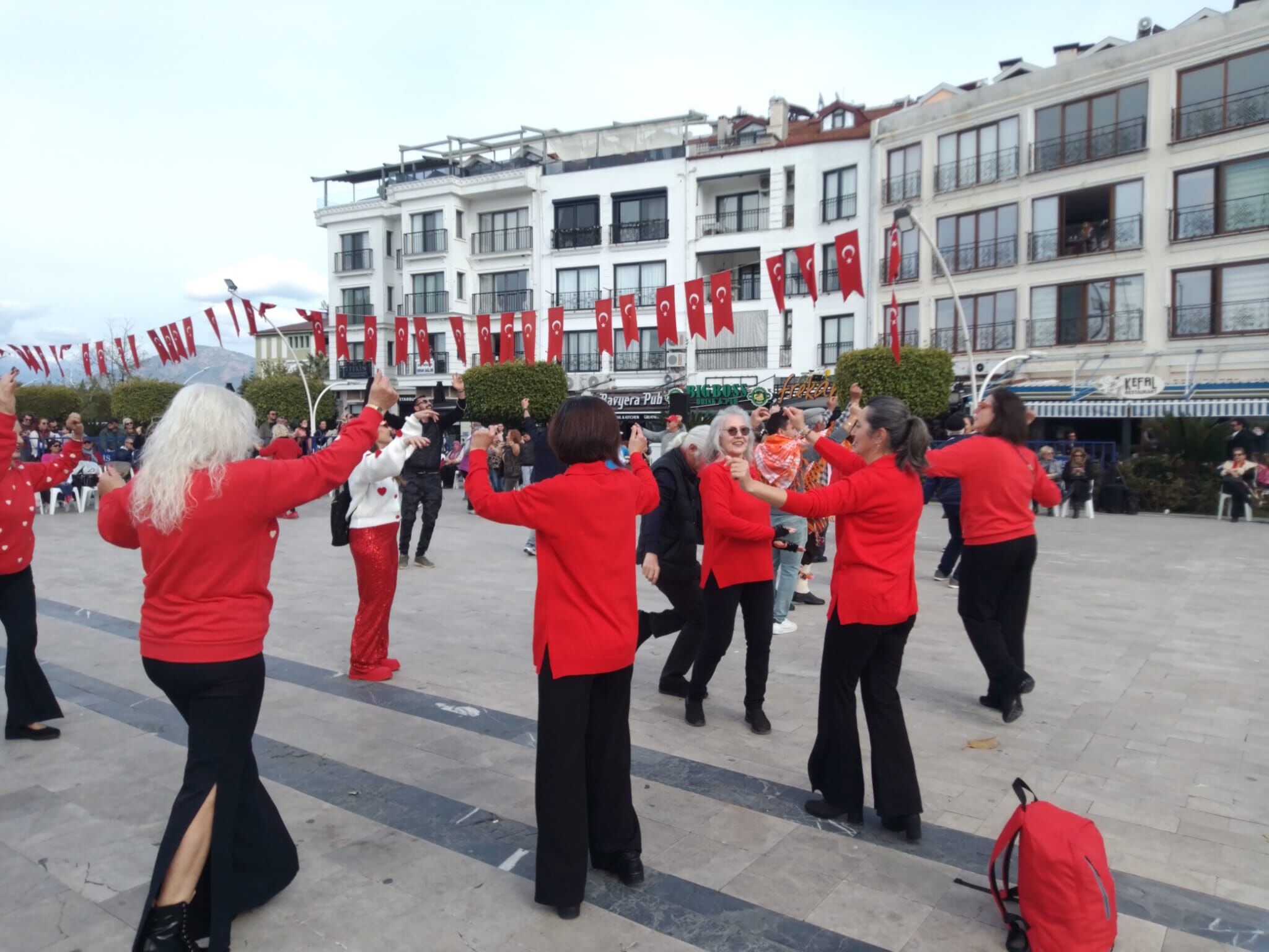 Fethiyeli Yörükler Dans Yarışmasına Renk Kattı