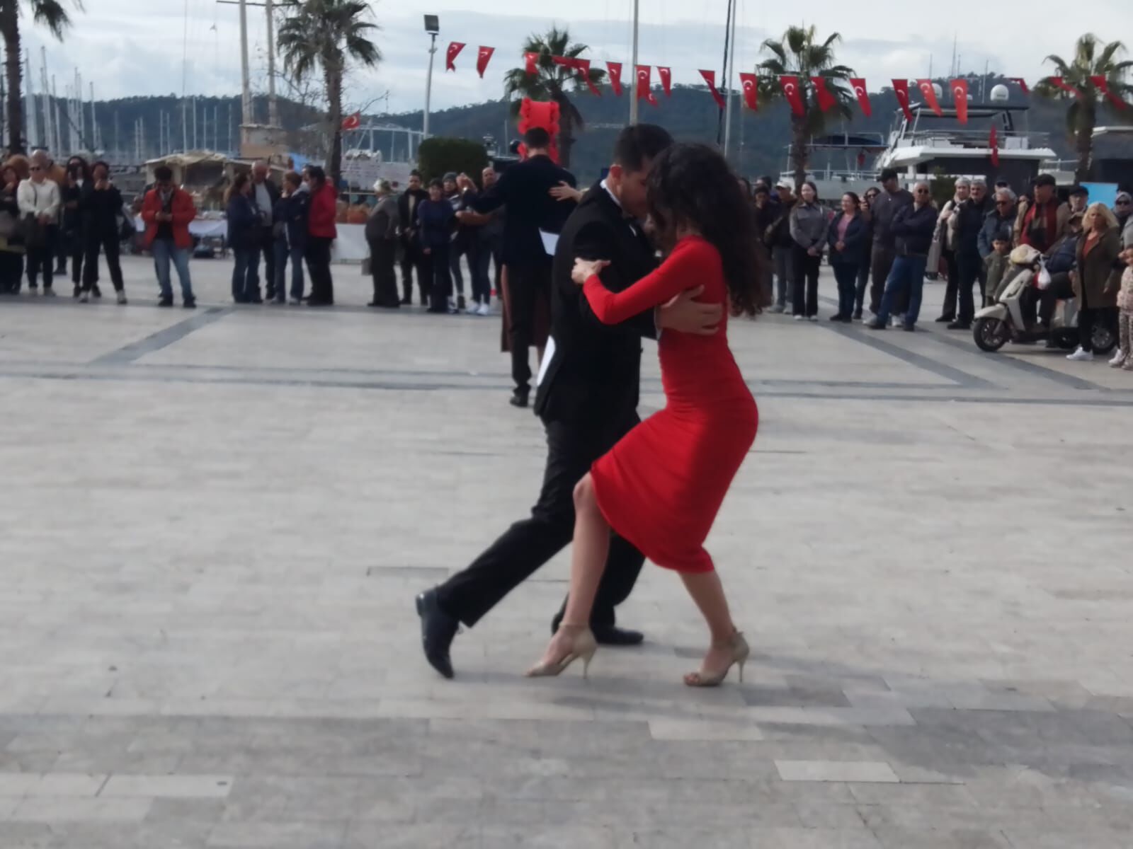 Beşkaza Meydanında Salsa Rüzgarı Esti