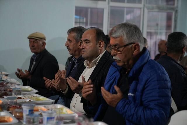 Başkan Akdenizli, İftarını Seki Mahallesi’nde Vatandaşlarla Yaptı
