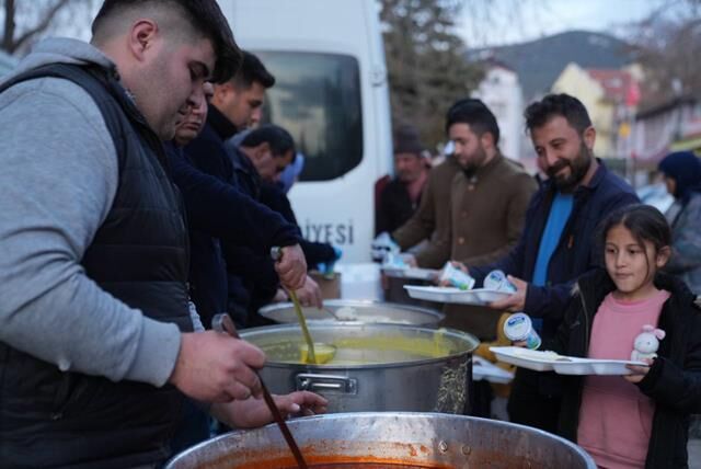 Başkan Akdenizli, İftarını Seki Mahallesi’nde Vatandaşlarla Yaptı