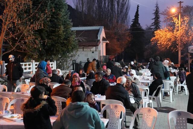 Başkan Akdenizli, İftarını Seki Mahallesi’nde Vatandaşlarla Yaptı