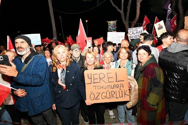 Fethiye’de Vatandaşlar Ekrem İmamoğlu’na Destek İçin Beşkaza Meydanı’nda Buluştu