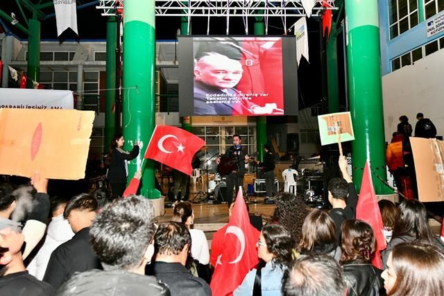 Fethiye’de Vatandaşlar Ekrem İmamoğlu’na Destek İçin Beşkaza Meydanı’nda Buluştu
