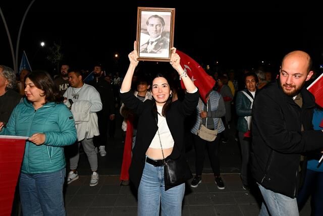Fethiye’de Vatandaşlar Ekrem İmamoğlu’na Destek İçin Beşkaza Meydanı’nda Buluştu