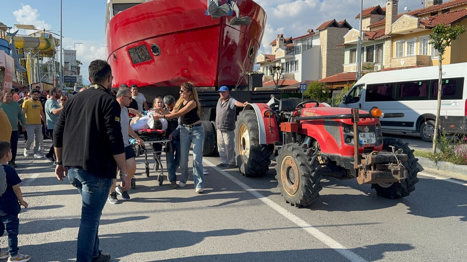 Traktörle Tekne Çekerken Düştü, Hayatını Kaybetti