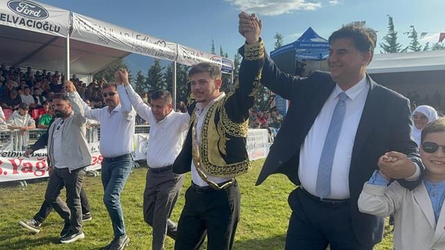 Fethiye’de Yağlı Güreşlerin Kazananı Feyzullah Aktürk Oldu
