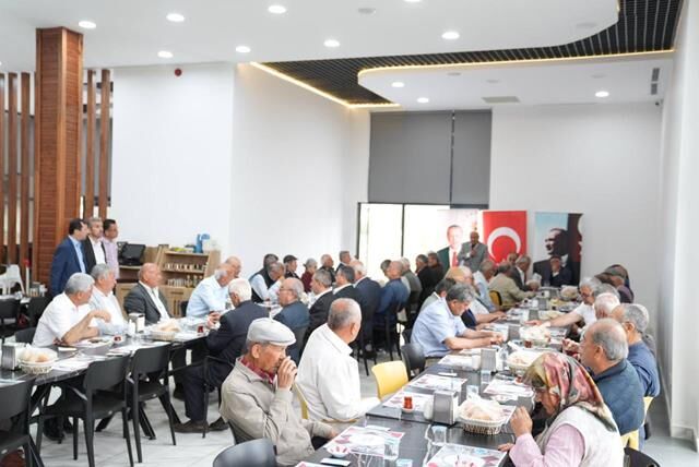 Başkan Akdenizli, Eski Muhtarlarla Kahvaltıda Buluştu