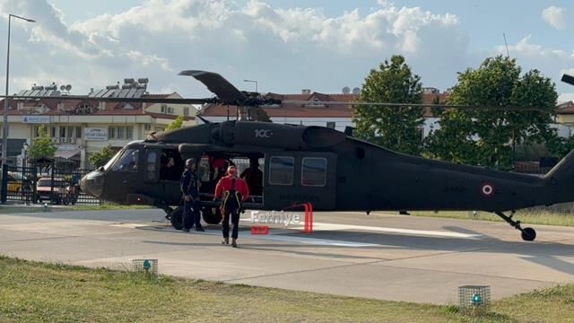 Paraşütle Kayalıklara Düşen Turisti Askeri Helikopter Kurtardı