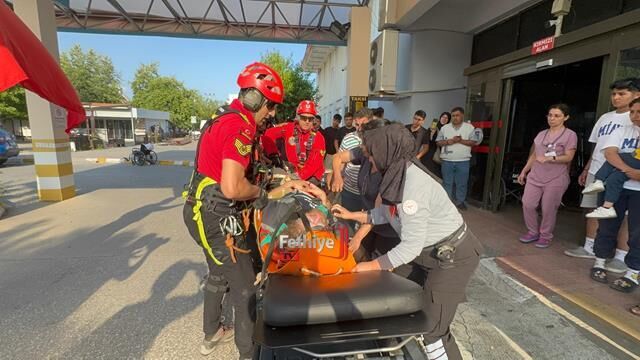 Paraşütle Kayalıklara Düşen Turisti Askeri Helikopter Kurtardı