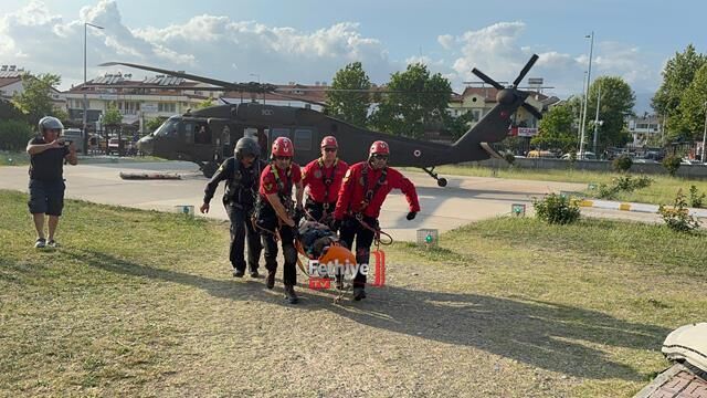 Paraşütle Kayalıklara Düşen Turisti Askeri Helikopter Kurtardı