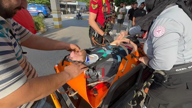 Paraşütle Kayalıklara Düşen Turisti Askeri Helikopter Kurtardı