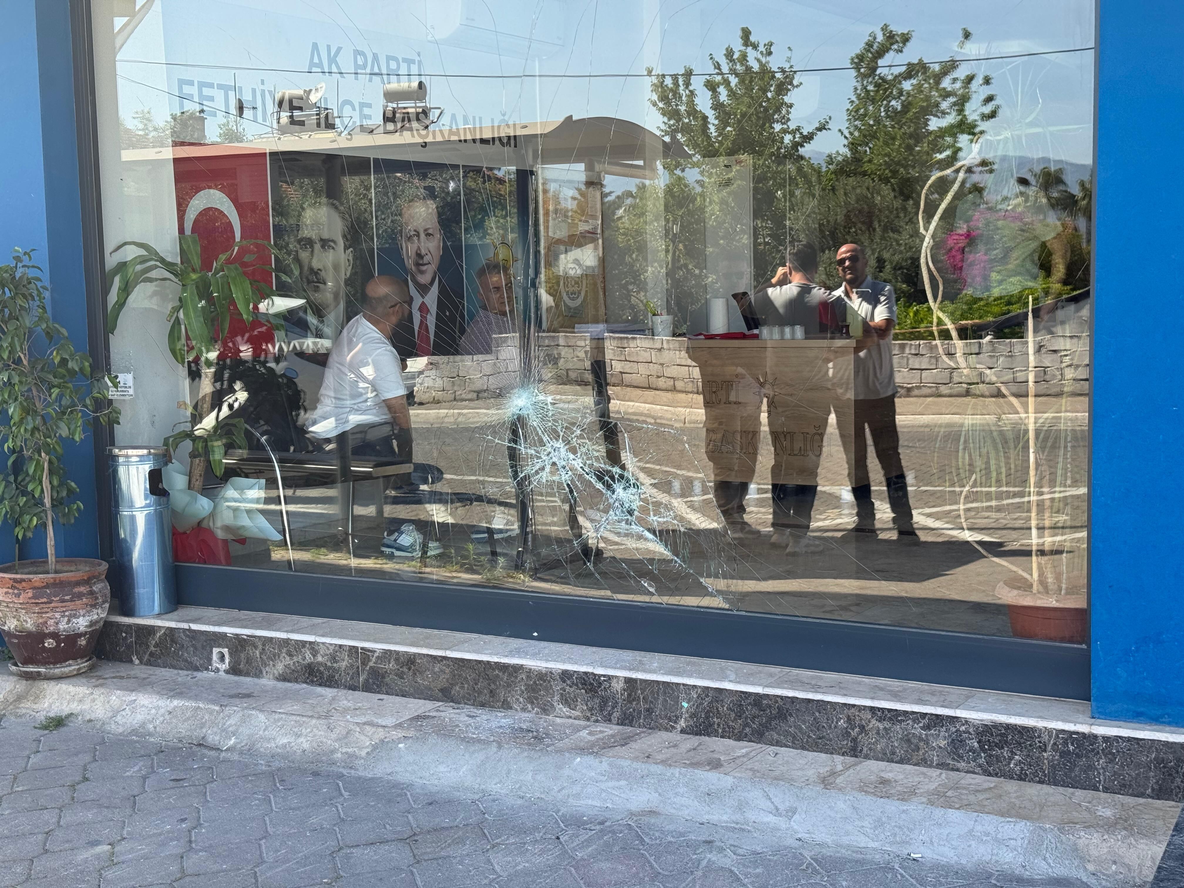 Fethiye’de AK Parti İlçe Binasına Taşlı Saldırı