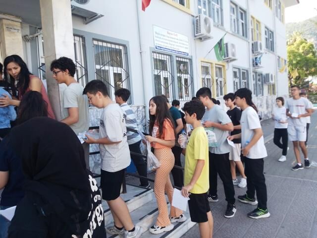 Fethiye'de Öğrenciler Sınavda Ter Dökerken, Aileler Büyük Heyecan Yaşadı