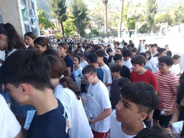Fethiye'de Öğrenciler Sınavda Ter Dökerken, Aileler Büyük Heyecan Yaşadı
