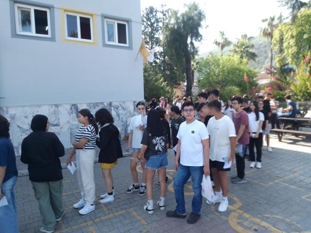 Fethiye'de Öğrenciler Sınavda Ter Dökerken, Aileler Büyük Heyecan Yaşadı