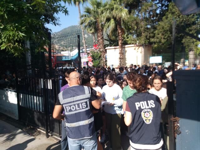 Fethiye'de Öğrenciler Sınavda Ter Dökerken, Aileler Büyük Heyecan Yaşadı