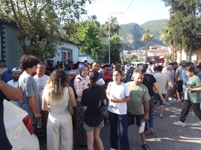 Fethiye'de Öğrenciler Sınavda Ter Dökerken, Aileler Büyük Heyecan Yaşadı