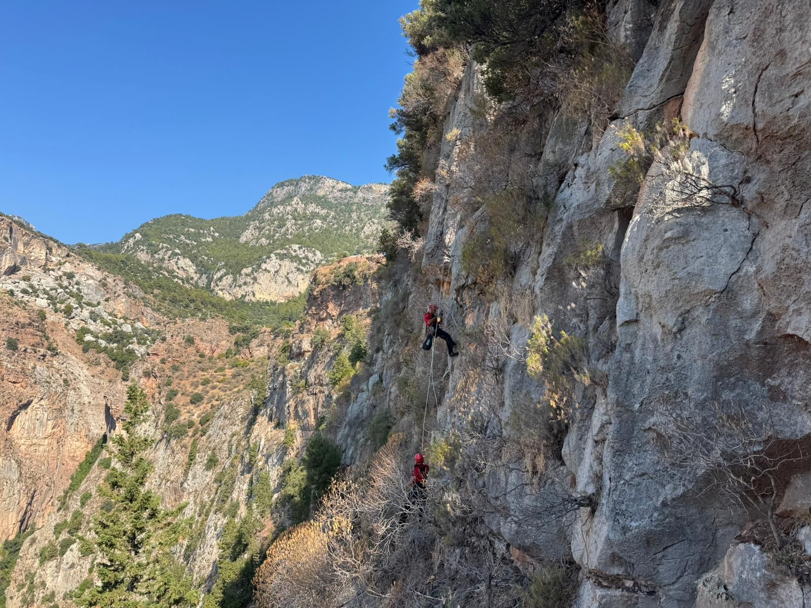 Kayalıklarda Mahsur Kalan Alman Turist JAK Timi Tarafından Kurtarıldı