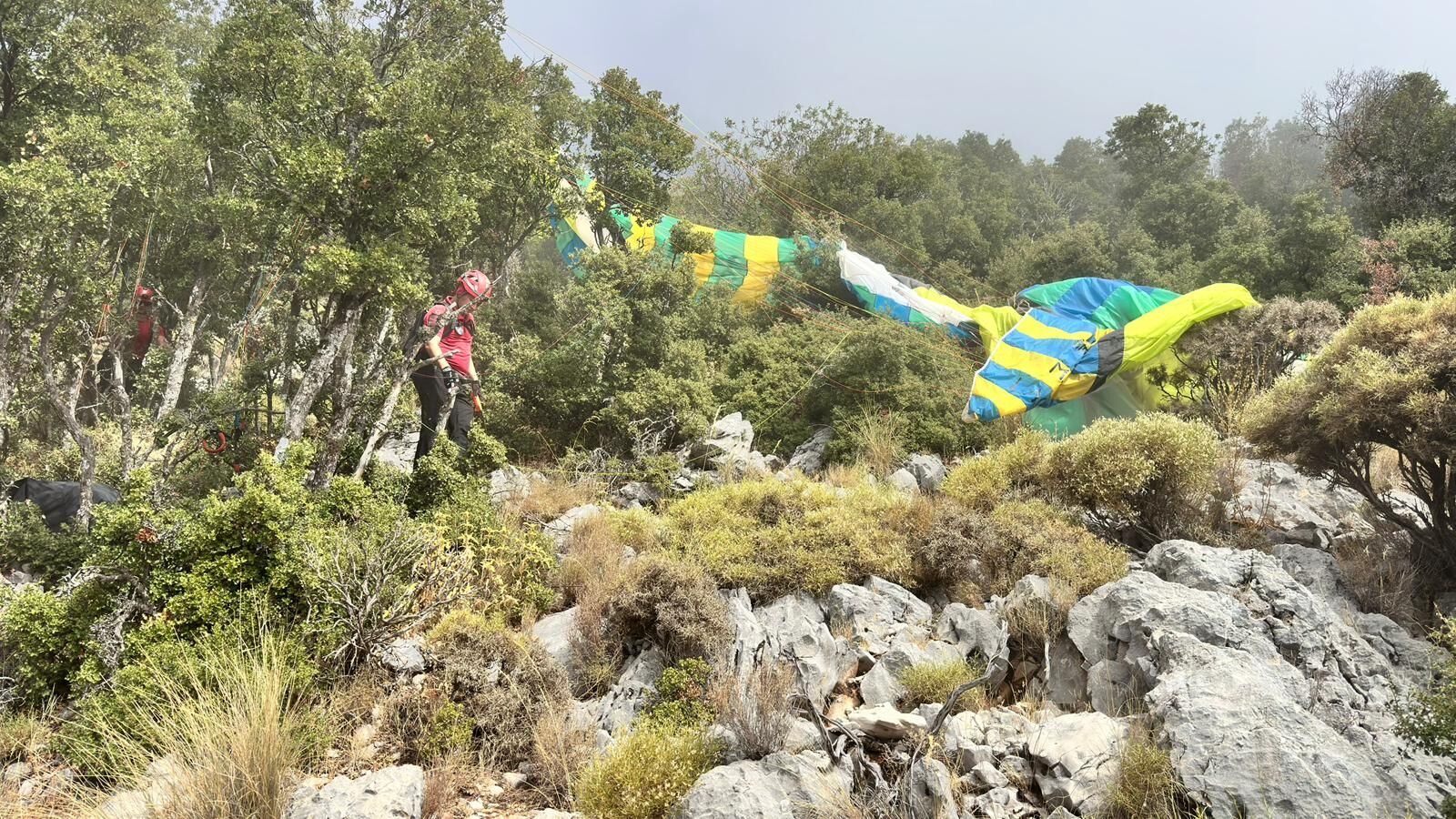 Fethiye’de Ormanlık Alana Düşen Paraşütçüleri JAK Ekipleri Kurtardı