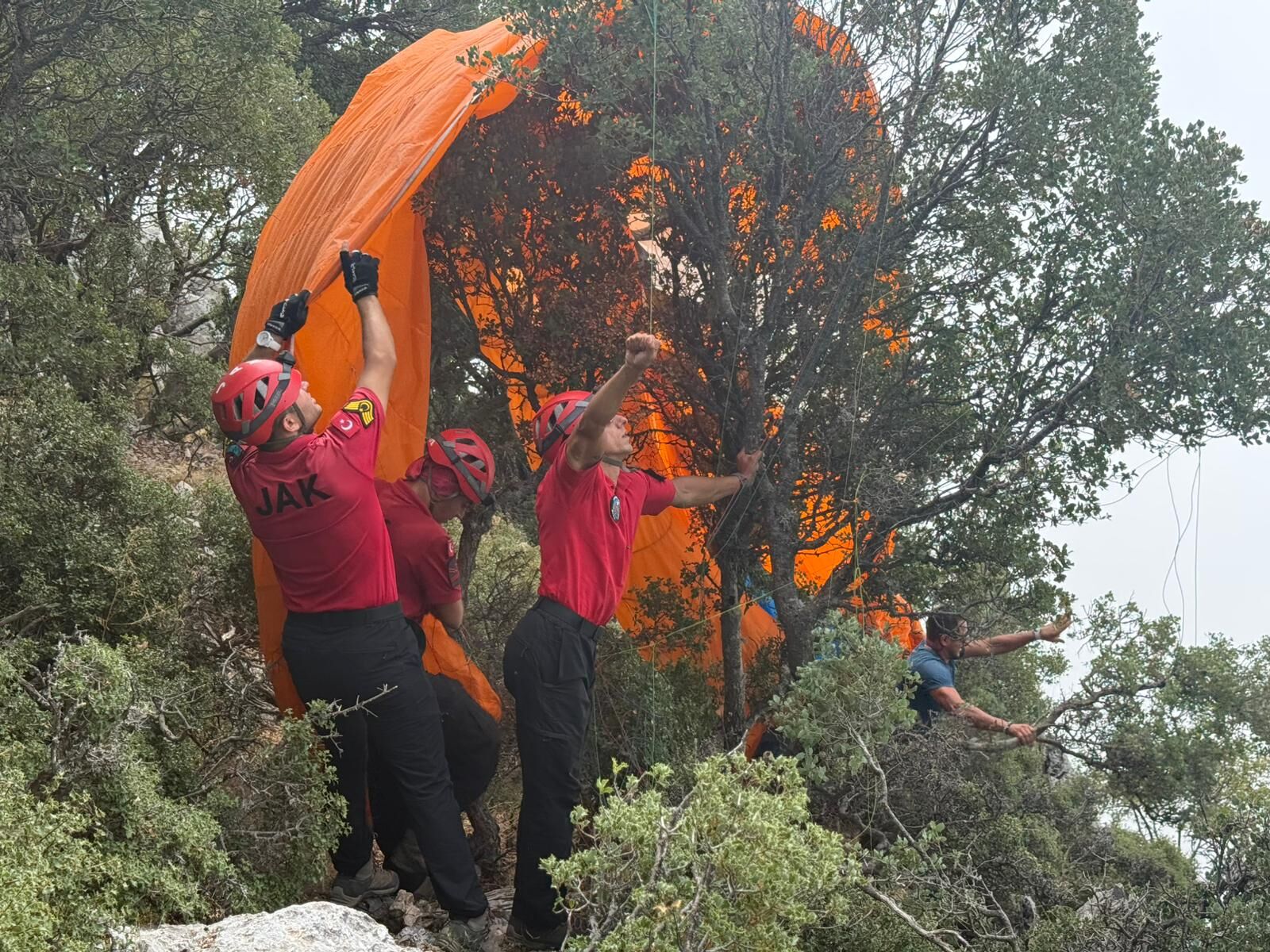Fethiye’de Ormanlık Alana Düşen Paraşütçüleri JAK Ekipleri Kurtardı