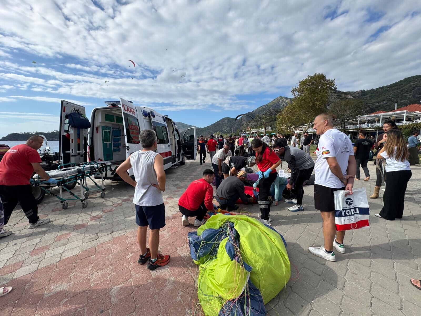 Fethiye’de Yamaç Paraşütleri Havada Çarpıştı; 3 Kişi Yaralandı