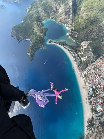 İngiliz Paraşütçü Ölüdeniz Semalarında Boşlukta Yoga Yaptı